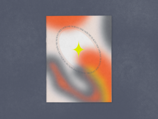 Ein rechteckiges Papier mit einem kreisförmigen Ring aus deutschem Text, einem gelben Stern in der Mitte und orangefarbenen, schwarzen und grauen Sprühmustern auf einem grauen strukturierten Hintergrund.