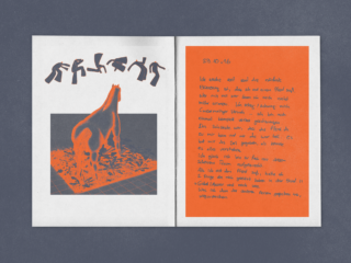 Ein auf zwei Seiten aufgeschlagenes Heft: Die linke Seite zeigt ein orangefarbenes Pferd und abstrakte Formen, während die rechte Seite handgeschriebenen Text in deutscher Sprache auf orangefarbenem Hintergrund zeigt.