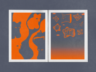Zwei abstrakte Drucke: Der linke zeigt orangefarbene katzenartige Formen und eine kleine Figur auf einem Klavier; der rechte zeigt schwebende orangefarbene Gesichter und Formen vor einem blau-orangen Farbverlaufshintergrund.