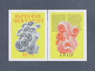 Zwei Broschürenseiten zeigen abstrakte Augenillustrationen; auf der linken Seite steht „Rapid Eye Movement REM“, und die rechte enthält deutschen Text und „4–8 Hz“ auf gelbem Hintergrund.