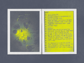 Eine Doppelseite zeigt links ein dunkelgelb getöntes Foto von Schlafsäcken im Freien und rechts handschriftliche Notizen in deutscher Sprache auf leuchtend gelbem Papier.