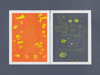 Zwei illustrierte Poster, eines orange mit gelben Skizzen und Text, das andere dunkelgrau mit gelben Diagrammen und deutschen handschriftlichen Notizen, nebeneinander auf grauem Hintergrund dargestellt.