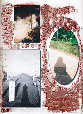 Eine Collage mit zwei Schwarzweißfotos von Schatten, einem Farbfoto eines Schattens auf dem Bürgersteig und einem Foto eines leeren Raums, alle umrandet von strukturierter rotbrauner Farbe.