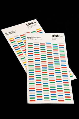 Auf schwarzem Hintergrund sind zwei Broschüren mit dem Titel „Informationen zum Studium“ und bunten horizontalen Linien abgebildet.