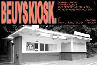 Ein kleines Kioskgebäude mit geschlossenen Fenstern und Plakaten, überlagert mit Texten zur BEUYSKIOSK-Veranstaltung am 7. Juli 2021 mit mehreren Sprechern.