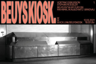 Eine metallische Kioskkonstruktion vor einer gefliesten Wand mit Veranstaltungsdetails zur Diskussion „BEUYS KIOSK“ am 12. Mai 2021 über Beuys‘ Entwurf der Gedenkstätte Auschwitz-Birkenau.