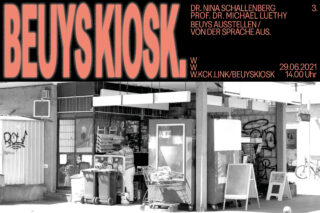 Draußen ein Kiosk mit Regalen und Karren, in der Nähe gehen Menschen spazieren; in großen Buchstaben steht „BEUYS KIOSK“, oben rechts sind Einzelheiten zur Veranstaltung und die Namen der Redner zu sehen.