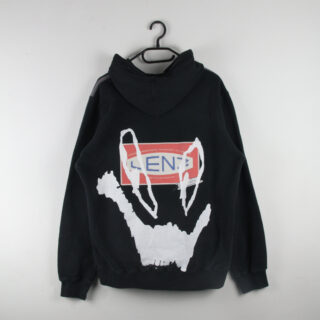 Ein schwarzer Kapuzenpullover mit einer großen Grafik auf der Rückseite, die ein rot-weißes Logo mit dem Wort „LENT“ und abstrakten weißen Formen zeigt, die an Hände erinnern.