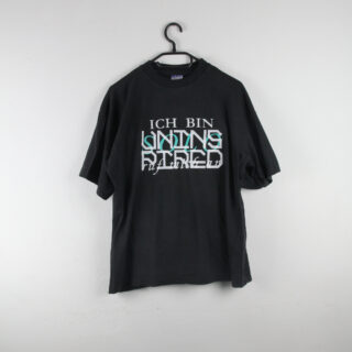 Schwarzes T-Shirt auf einem Kleiderbügel mit dem Text „ICH BIN UNINSPIRED“ in weißer und blaugrüner Schrift auf schlichtem weißem Hintergrund.