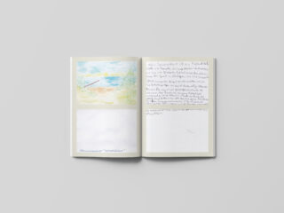 Ein offenes Notizbuch zeigt auf der linken Seite eine Strandszene in Aquarell und auf der rechten Seite einen handgeschriebenen Text auf Deutsch, beides auf hellgrauem Hintergrund.