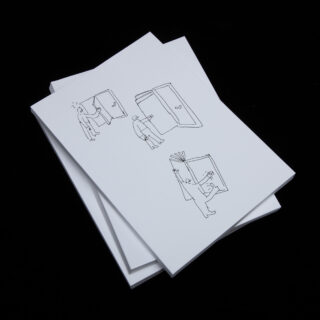 Ein Stapel weißer Broschüren mit minimalistischen Strichzeichnungen auf dem Cover, die Menschen zeigen, die mit übergroßen Büchern interagieren, platziert auf einem schwarzen Hintergrund.