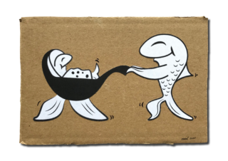 Zwei Comic-Fische, einer steht aufrecht und scheint sich die Hände zu schütteln, während der andere in einer schwarzen Schaukel in Form eines Fischschwanzes sitzt. Die Zeichnung befindet sich auf einem Stück Pappe.