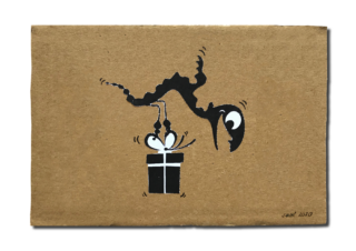 Eine schwarze Silhouette einer Hand und eines Auges greift von oben nach unten, um eine weiß-schwarze Geschenkbox zu greifen, alles auf einem braunen Kartonhintergrund.