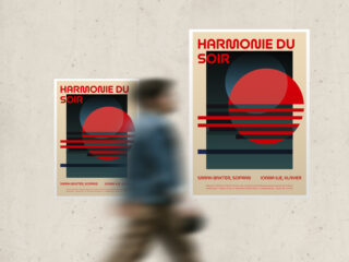 Eine Person geht an zwei Postern an einer Wand vorbei, auf denen geometrische Formen und der Text „HARMONIE DU SOIR“ in fetten roten Buchstaben zu sehen sind.