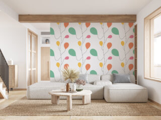 Modernes Wohnzimmer mit einem hellen Sofa, einem runden Couchtisch aus Holz und einer Akzentwand, die mit einer farbenfrohen Tapete mit abstraktem Blättermuster dekoriert ist.
