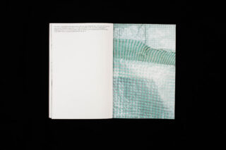 Ein offenes Buch mit Text auf der linken Seite und einer Nahaufnahme eines strukturierten, durchscheinenden grünen Materials auf der rechten Seite vor einem schwarzen Hintergrund.