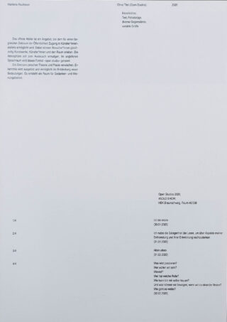 Ein deutschsprachiges Ausstellungsetikett mit schwarzem Text auf grauem Hintergrund, das den Künstler, Details zum Kunstwerk, eine Projektbeschreibung und eine Reihe datierter, reflektierender Fragen auflistet.