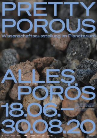 Plakat zur Wissenschaftsausstellung „Pretty Porous“ im Planetarium mit einer Nahaufnahme poröser Gesteine, großem blauem Text auf Deutsch und Ausstellungsdaten vom 18. Juni bis 30. August 2020.