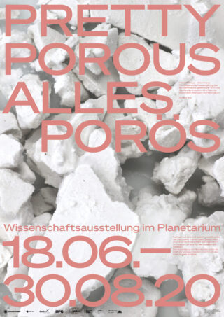 Plakat mit großem rosa Text „Pretty Porous Alles Poros“ vor einem Hintergrund aus weißen porösen Steinen, das für eine Wissenschaftsausstellung in einem Planetarium vom 18.06. bis 30.08.20 wirbt.
