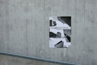 An einer schlichten Betonwand hängt ein Poster zum Thema Brutalismus und gemeinsam genutzte Räume, mit geometrischen Schwarzweißbildern und Texten in Deutsch und Englisch.