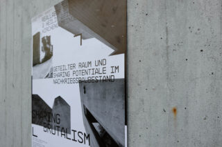 Ein Poster mit geometrischen schwarz-weißen Architekturbildern und deutschem Text über die gemeinsame Nutzung von Raum und Potenzial in brutalistischen Gebäuden der Nachkriegszeit, montiert auf einer Betonwand.