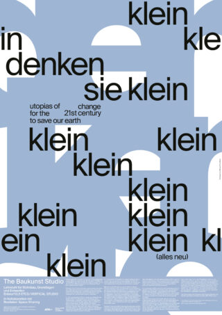 Poster mit überlappenden blauen und weißen Formen, mit wiederholtem schwarzen Text „klein“ und Sätzen auf Deutsch und Englisch über Veränderungen für das 21. Jahrhundert und die Rettung der Erde.
