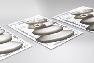 Auf einem grauen Untergrund sind drei Flyer für ein Designsymposium vom 05.–06. Februar 2020 mit abstrakten Formen und minimalistischer Typografie ausgestellt.