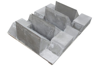 Rechteckige und eckige Betonblöcke, die in einer geometrischen, abstrakten Anordnung auf einem flachen Sockel vor einem weißen Hintergrund angeordnet sind.