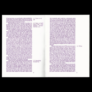 Ein offenes Buch zeigt zwei Textseiten mit Überschriften und Unterüberschriften in violetter Schrift auf weißem Papier, darunter Abschnitte mit den Überschriften „Eröffnungsbemerkungen“ und „Notiz an mich selbst: Lasst die Liebhaber des Halleyschen Kometen nicht weinen“.