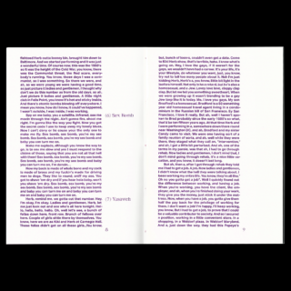 Ein offenes Buch zeigt zwei mit violettem Text gefüllte Seiten mit den Überschriften „6) Sex Bomb“ auf der linken Seite und „7) Yaasvveh“ auf der rechten.
