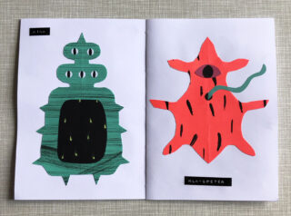 Auf den aufgeschlagenen Seiten sind zwei abstrakte, bunte Formen abgebildet; die linke ist grün und geometrisch, die rechte rot mit Auge und Zunge. Auf den Etiketten stehen „NINA“ und „KLAUSPETER“.