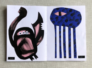 Auf weißen Seiten sind zwei abstrakte, farbenfrohe Kreaturen abgebildet; die linke ist rosa und schwarz mit runden Augen, die rechte ist blau mit einem ovalen Auge und vier senkrechten Beinen.