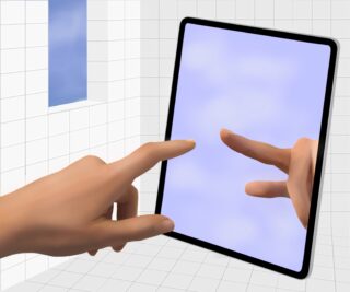 Eine Hand berührt den Bildschirm eines Tablets, auf dem ihre Spiegelung angezeigt wird. Im Hintergrund sind eine weiß gekachelte Wand und ein Fenster zu sehen.