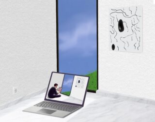 Auf einem Laptop auf einem Marmorboden ist das Bild eines zeichnenden Mannes zu sehen, das die abstrakte Kunst an einer nahe gelegenen Wand spiegelt, während durch ein Fenster ein blauer Himmel und Grünflächen zu sehen sind.