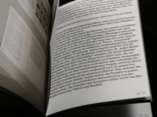 Nahaufnahme eines offenen Buches mit deutschem Text auf der rechten Seite und einem Teil der vorherigen Seite links. Unten rechts sind die Seitenzahlen 146/147 zu sehen.