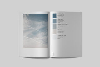 Eine aufgeschlagene Zeitschrift zeigt auf der linken Seite ein Foto eines Himmels mit Wolken und Kondensstreifen und auf der rechten Seite eine Palette mit fünf Farbmustern mit Namen und Codes.