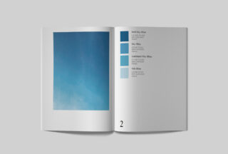 Ein offenes Buch mit einem blauen Farbverlaufsquadrat auf der linken Seite und fünf beschrifteten blauen Farbfeldern mit Beschreibungen auf der rechten Seite.