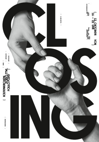 Vor einem weißen Hintergrund greifen sich zwei Hände, auf denen in großem schwarzen Text „CLOSING“ steht und in kleinerem Text Einzelheiten zur Veranstaltung stehen.