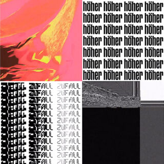 Ein vierteiliges abstraktes Bild: oben links wirbelndes Rot und Gelb; oben rechts wiederholt sich „höher“ in Schwarz; unten links wiederholt sich „ZUFALL“ in Schwarz; unten rechts ist es in schwarze und graue Quadrate unterteilt.