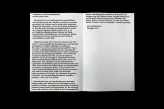 Aufgeschlagenes Buch mit deutschem Text auf der linken Seite und einem kurzen Absatz mit einer Unterschrift auf der rechten Seite, fotografiert vor schwarzem Hintergrund.