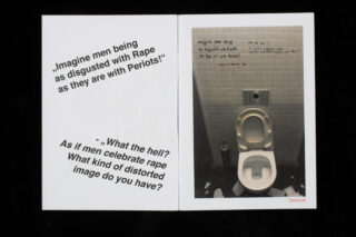 Offenes Buch mit einer linken Seite mit Text über Männer, Vergewaltigung und Menstruation und einer rechten Seite mit einem Foto einer Toilette und Schrift an der Badezimmerwand.