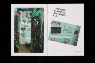 Eine öffentliche Toilette mit Graffiti-bedeckten Wänden, einer weißen Toilette und einer Collage aus Fotos, die Nahaufnahmen von Graffiti und Aufklebern auf Deutsch zeigen.