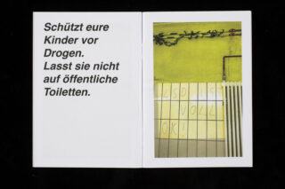 Eine Broschüre mit einem deutschen Warntext zum Schutz von Kindern vor Drogen und öffentlichen Toiletten, daneben ein Foto von Wandfliesen mit dem Graffiti „LSD IST VOLL OK!“ in einem Badezimmer.