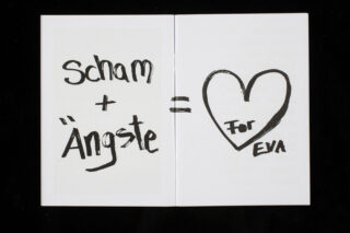 Der handschriftliche Text auf einem offenen Notizbuch lautet: „Scham + Ängste =“, gefolgt von einer großen Herzform mit den Worten „Für Eva“.
