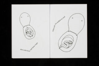 Eine Doppelseite zeigt zwei Toilettenillustrationen: links mit einer Ratte darin und deutschem Text, rechts mit einer Schlange und weiterem deutschen Text. Beide sind einfache schwarze Strichzeichnungen auf weißen Seiten.