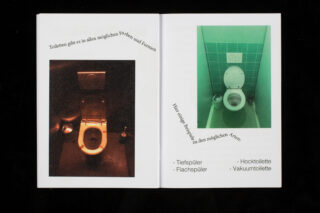 Eine Druckseite zeigt zwei Fotos von Toiletten, eines unter orangefarbenem Licht und eines in einem türkis gefliesten Raum, mit deutschem Text, der verschiedene Toilettentypen beschreibt.