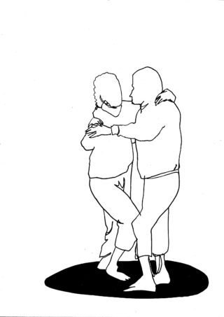 Zwei Personen stehen einander gegenüber, jeder hat einen Arm um die Schultern des anderen gelegt und die Beine sind angehoben, als ob er tanzen oder das Gleichgewicht halten würde.