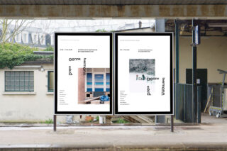 Zwei Plakate auf einer Straßenanzeigetafel zeigen minimalistische Designs mit Text und Fotografien; die Umgebung umfasst ein Industriegebäude und Grünflächen im Hintergrund.