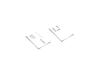 Zwei weiße Visitenkarten mit schwarzem Text liegen schräg auf weißem Hintergrund. Auf den Karten sind Kontaktinformationen und Berufsbezeichnungen zu sehen.