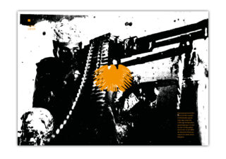 Eine Person in Militärkleidung hält eine große Pistole mit einem Munitionsgürtel; in der Nähe der Mitte ist die Grafik eines stilisierten orangefarbenen Adlers darübergelegt.